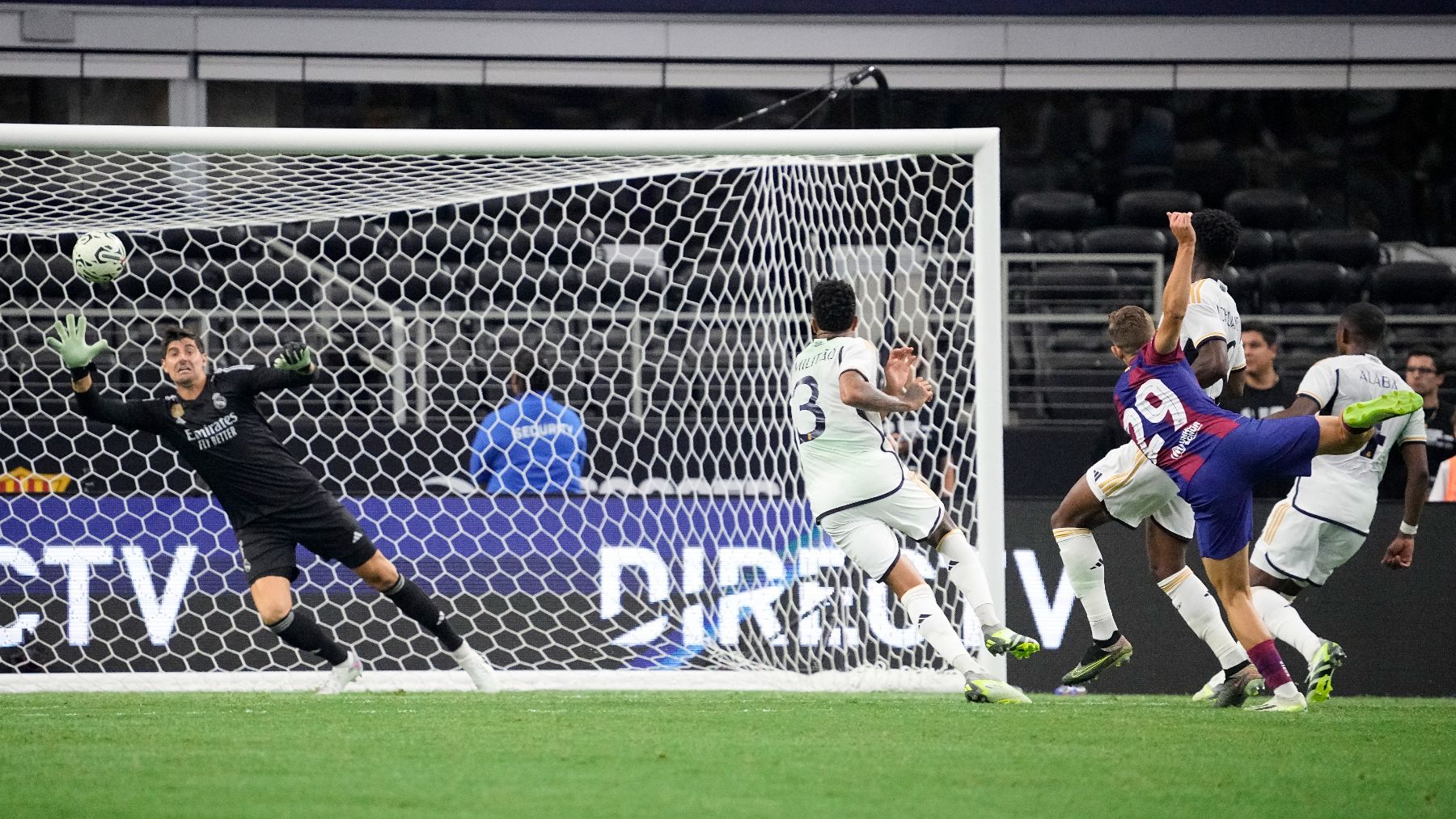 Fermín López anota un golazo ante el Real Madrid (AFP)