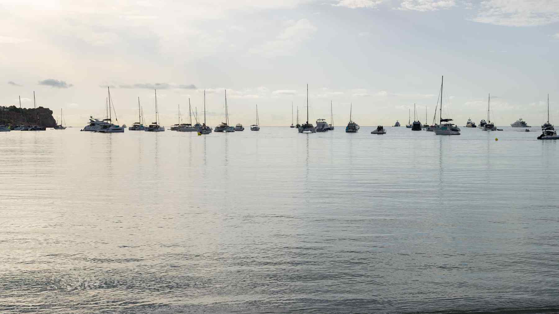 Varios barcos fondeados en una playa de Ibiza. – Germán Lama – Europa Press