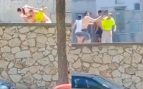 Parece la WWE pero no lo es: brutal pelea en Córdoba en la que tiran a un hombre por un muro