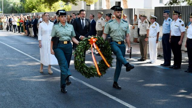 La presidenta balear, Marga Prohens, y el alcalde de Calvià, Juan A. Amengual, durante el homenaje a los dos guardias civiles asesinados por ETA. (EFE)