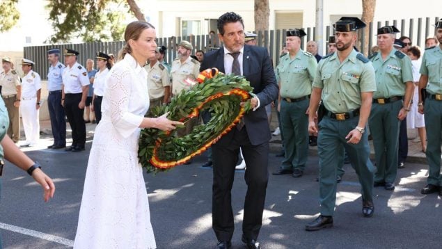 Marga Prohens y el alcalde de Calvià depositan la corona de flores en memoria de los dos guardias civiles asesinados por ETA. (Europa Press)