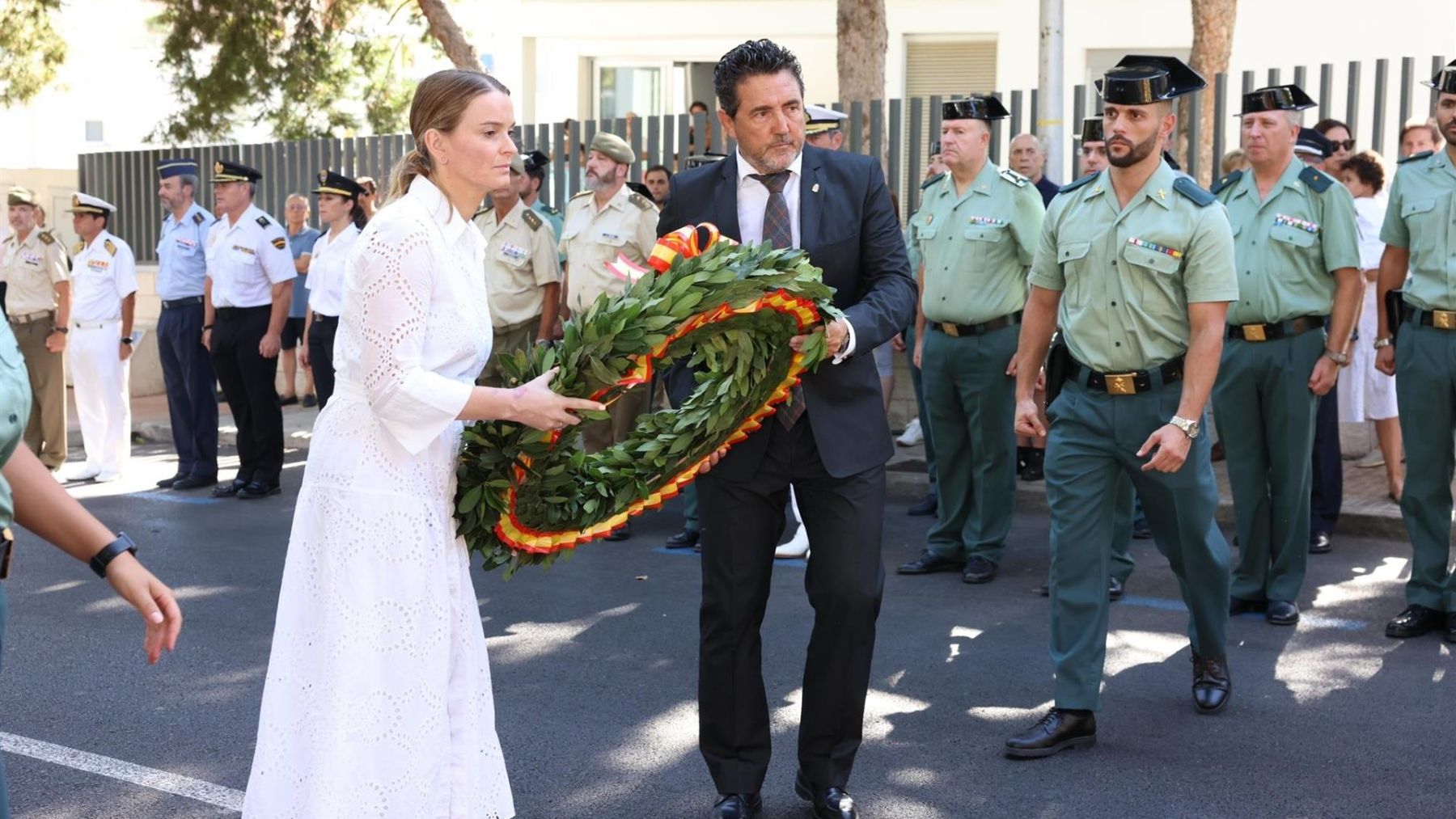 Marga Prohens y el alcalde de Calvià depositan la corona de flores en memoria de los dos guardias civiles asesinados por ETA.  (Europa Press)