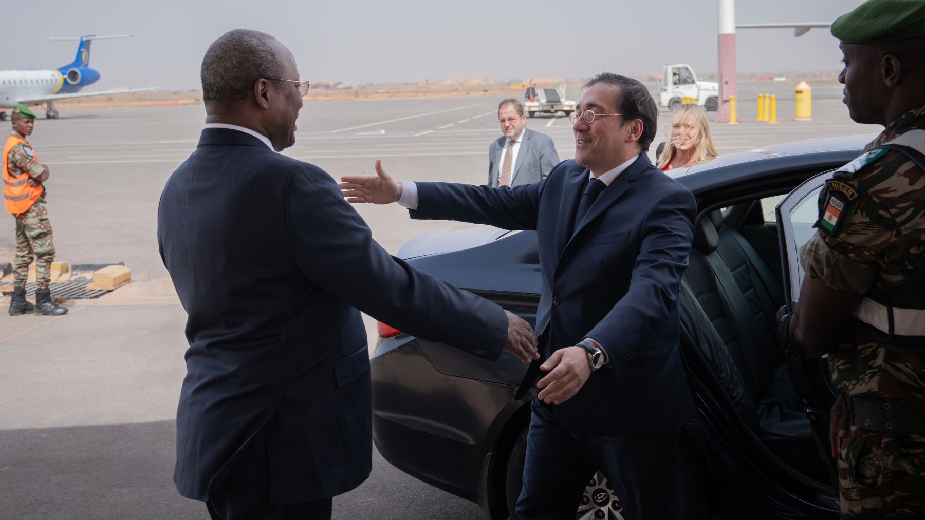 El ministro de Exteriores, José Manuel Albares, con su homólogo de Níger.