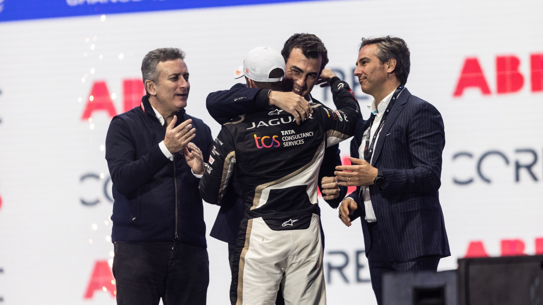 Alejandro Agag junto a un piloto de Jaguar y directivos de la Fórmula E. (Getty)
