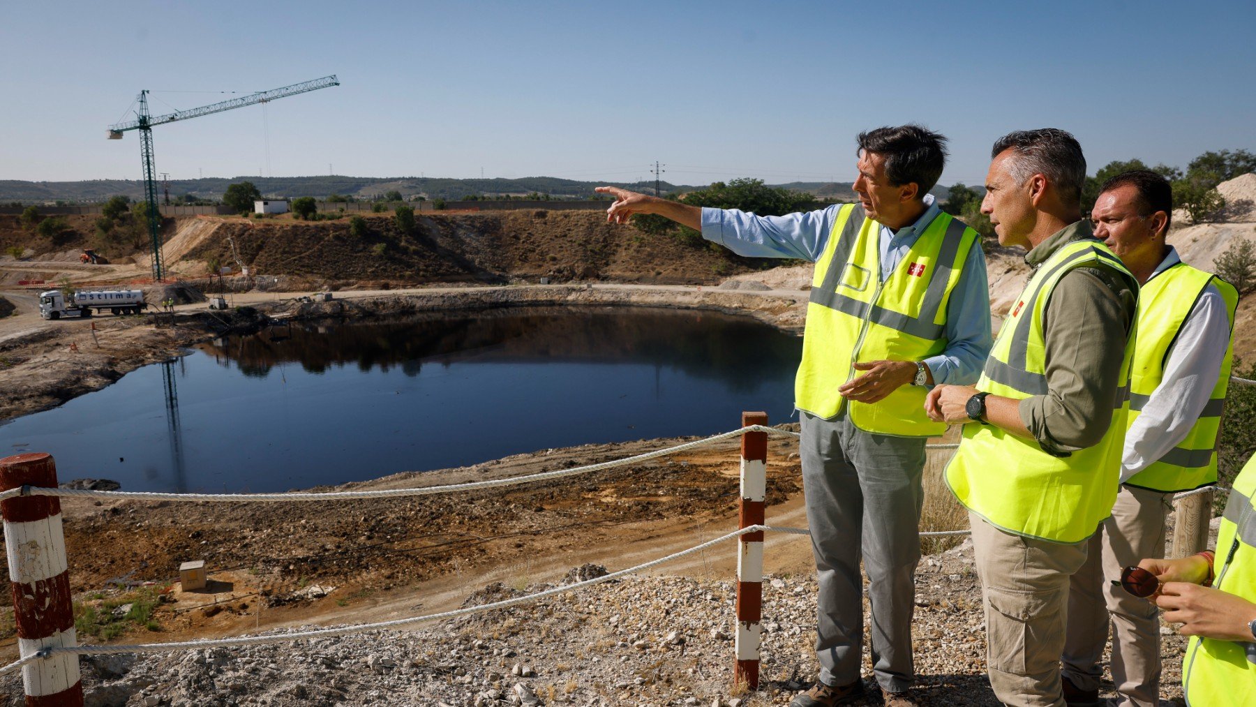 La Comunidad de Madrid ha extraido 66.000 toneladas de chapapote de las lagunas artificiales de Arganda del Rey. Foto: D.Sinova