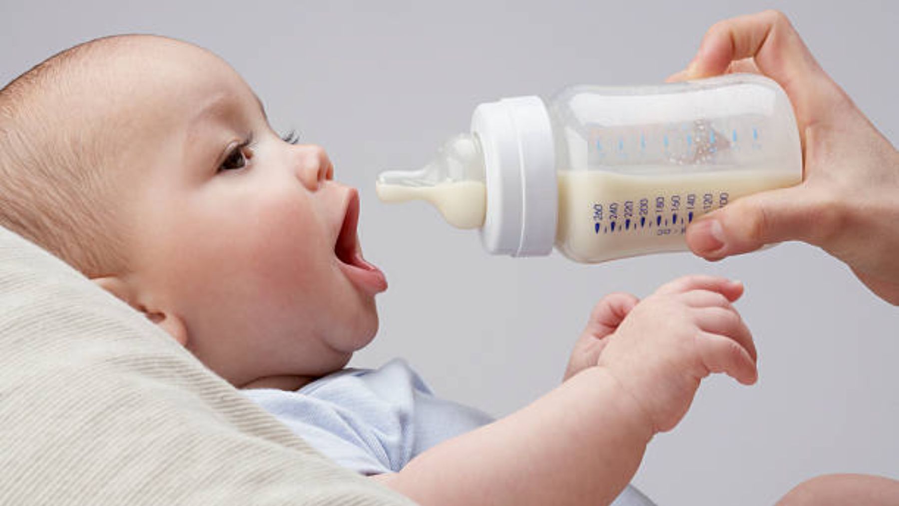Cómo elegir el tamaño de tetina del biberón según la edad del bebé