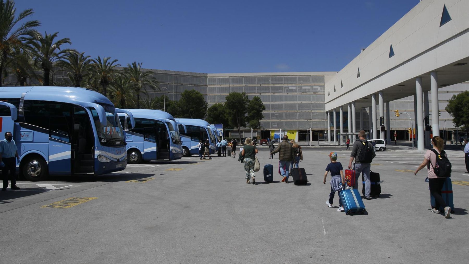 Viajeros procedentes de Alemania suben a los autobuses que les llevarán a su alojamiento tras su llegada al Aeropuerto de Palma. (Europa Press)