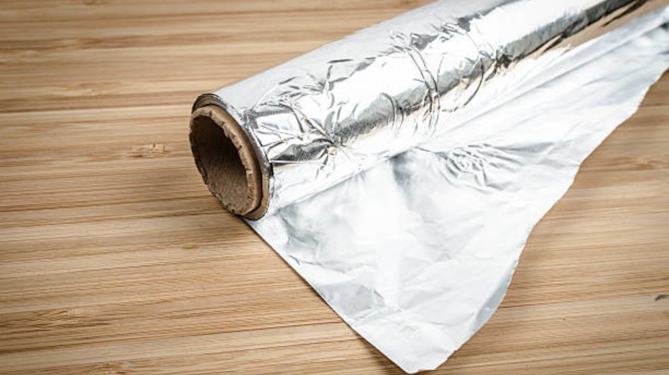 https://okdiario.com/img/2023/07/31/jamas-hagas-el-truco-del-papel-de-aluminio-mas-viral-podrias-estar-en-peligro-960x539.jpg