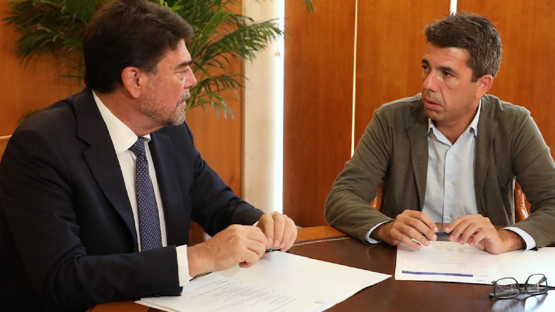 Carlos Mazón y Luis Barcala, este lunes, en el Ayuntamiento de Alicante.