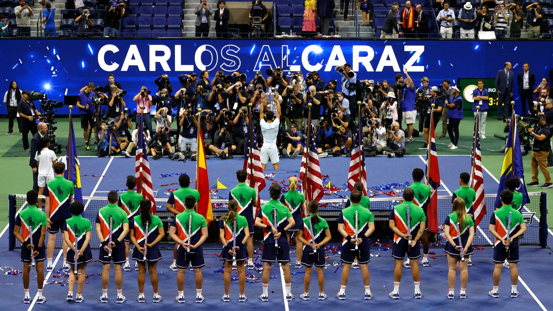 Carlos Alcaraz, con el título de campeón del US Open. (Getty)