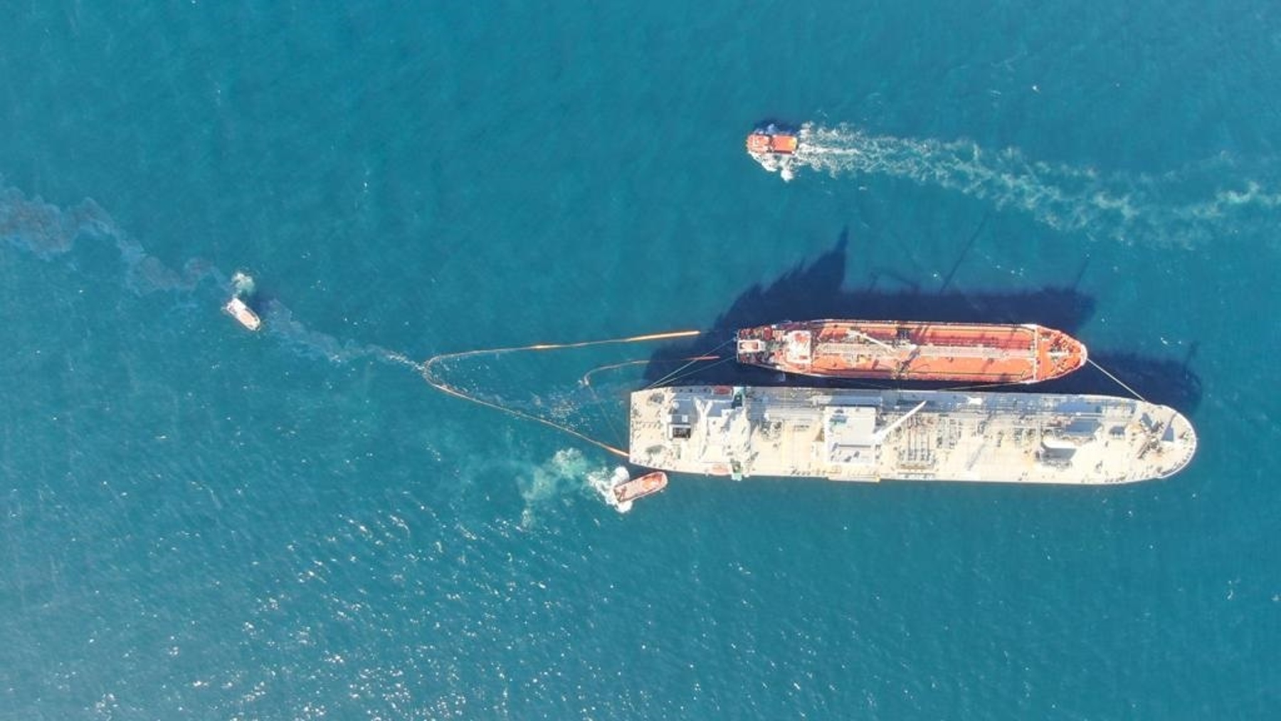 Gibraltar suspende las operación en su puerto tras un vertido de fuel en la Bahía de Algeciras (INFOGIBRALTAR).