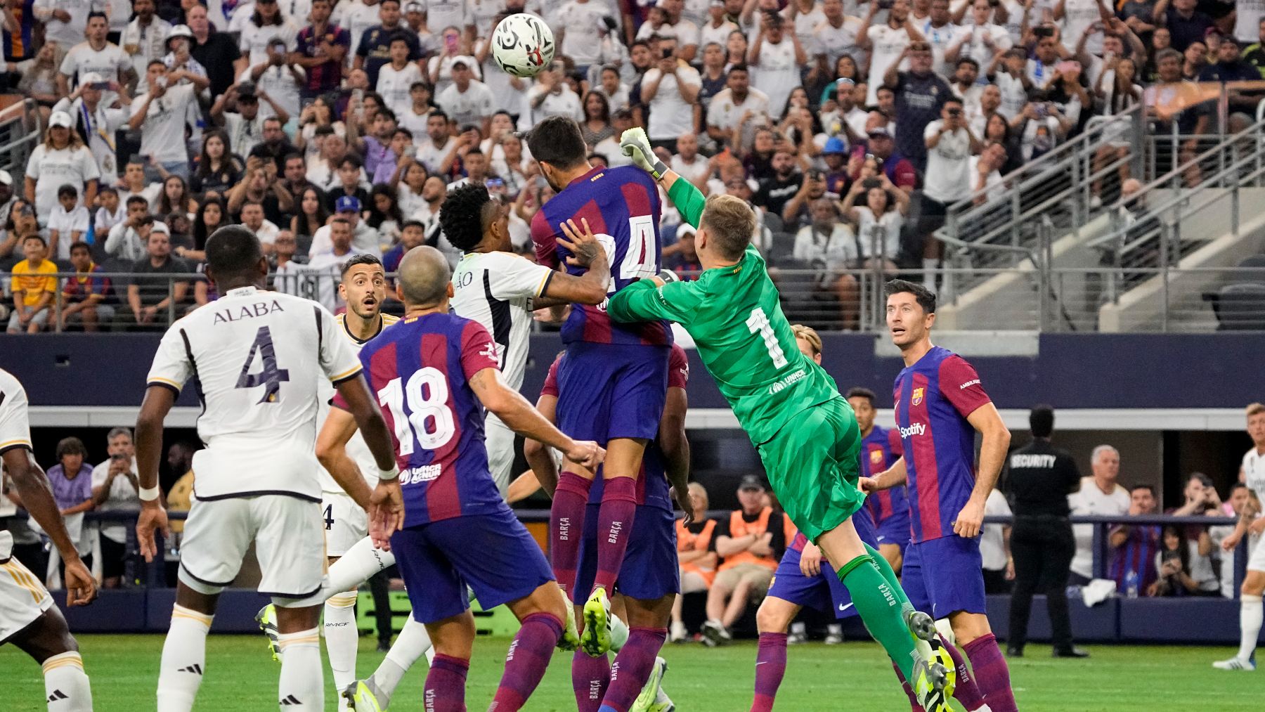 Imagen del Real Madrid – Barcelona de pretemporada que se repetirá en la Liga. (Getty)