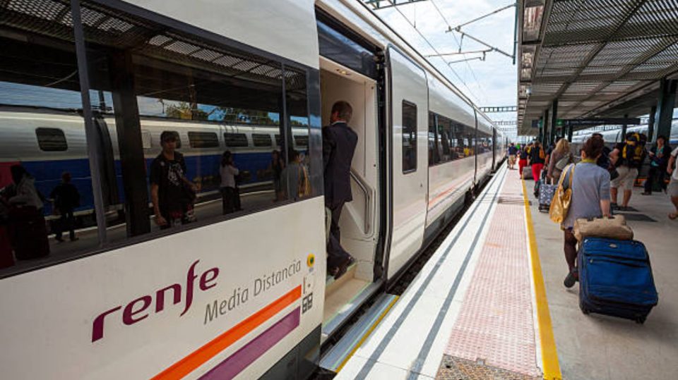 Los sindicatos de Renfe y Adif llegan a un acuerdo con Puente y ...