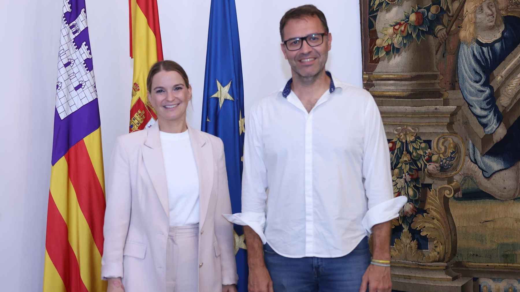 La presidenta del Govern, Marga Prohens, y el alcalde de Manacor, Miquel Oliver.