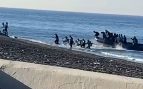 Así desembarcan en una playa de Adra (Almería) dos pateras con más de 80 inmigrantes ilegales