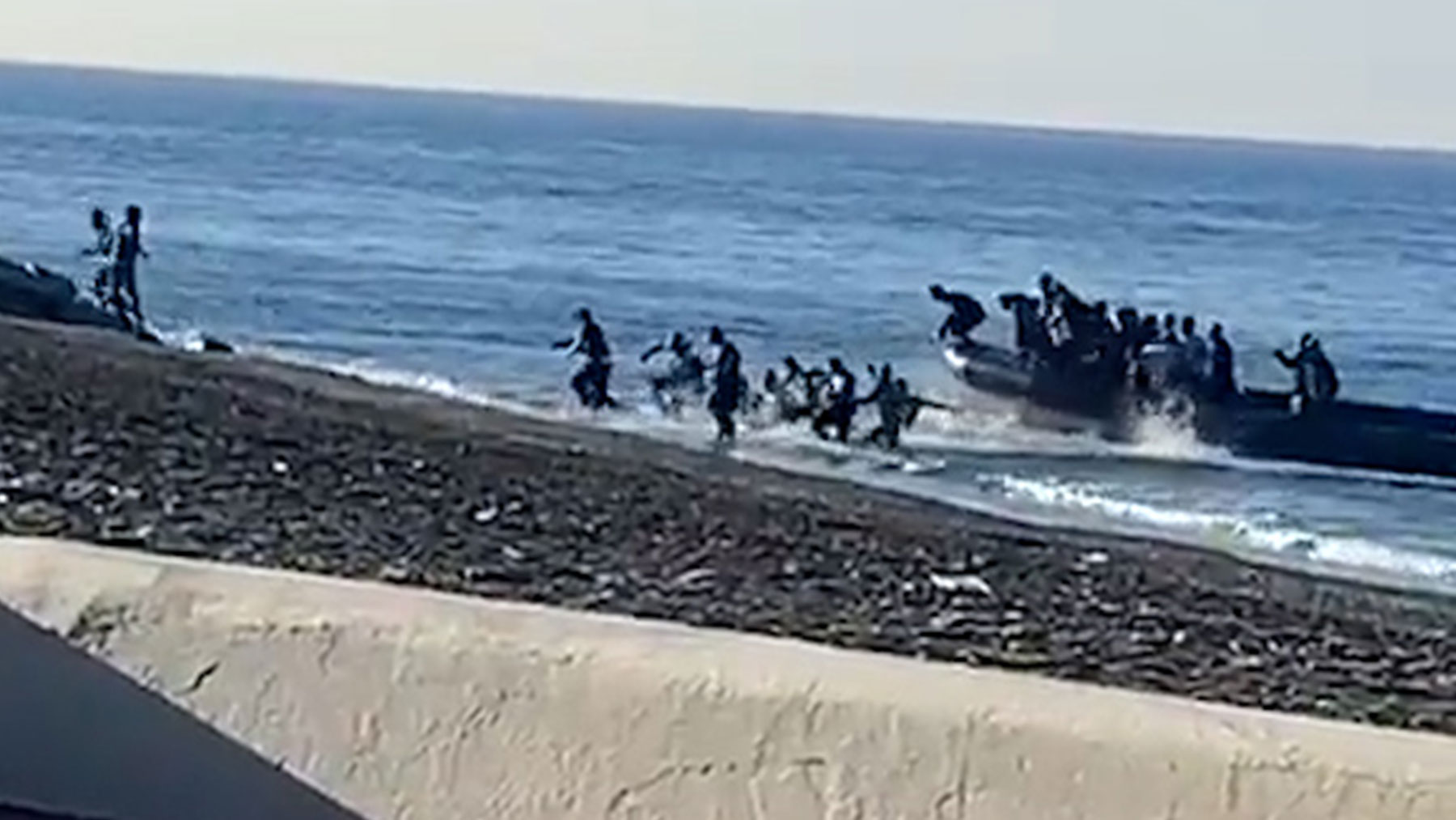 Así desembarcan en una playa de Adra (Almería) dos pateras con más de 80 inmigrantes ilegales.
