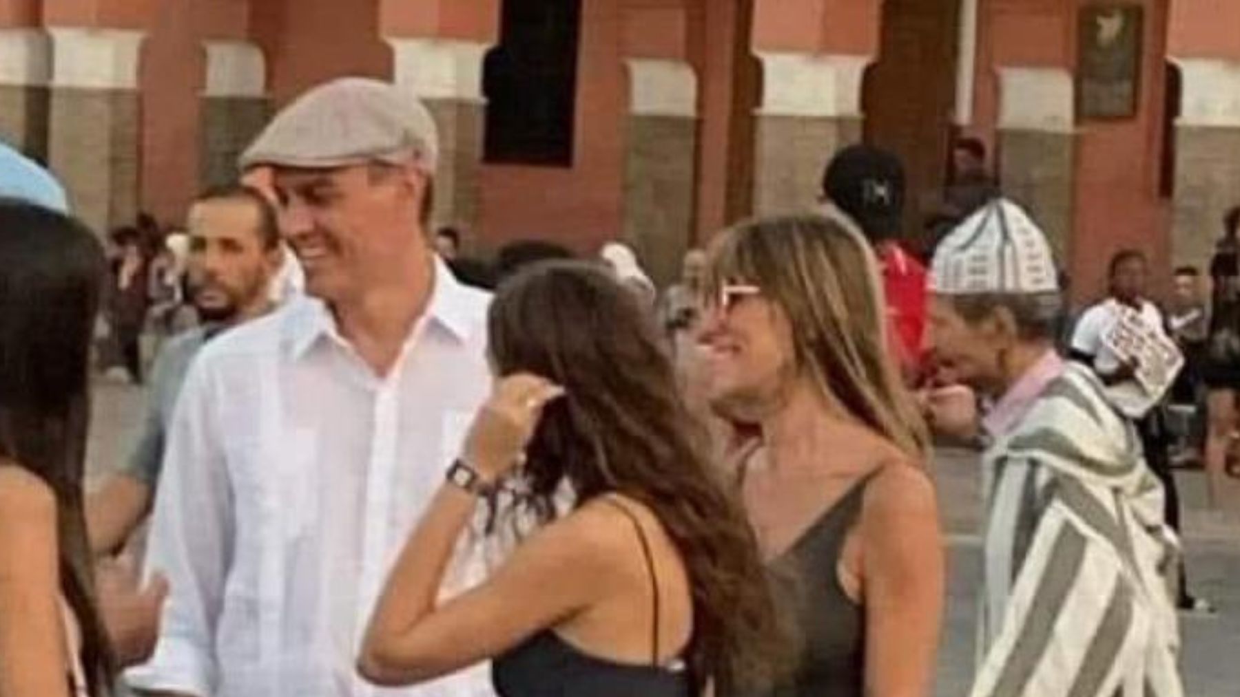 Pedro Sánchez, junto a Begoña Gómez y su hija, en Marruecos.