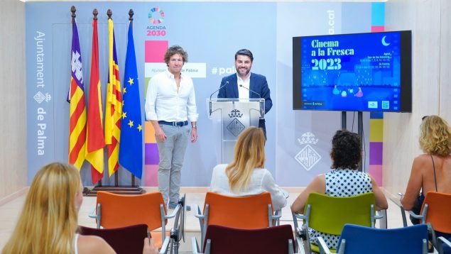 El teniente de alcalde de Cultura del Ayuntamiento de Palma, Javier Bonet, presenta el Cine a la Fresca 2023