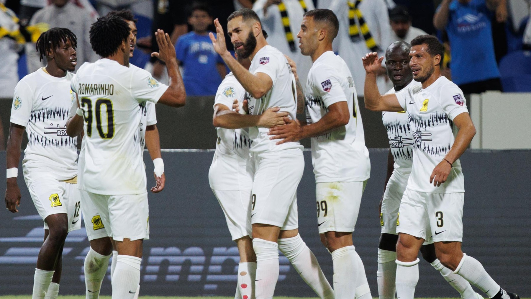 Karim Benzema celebra un gol en Arabia. (AFP)