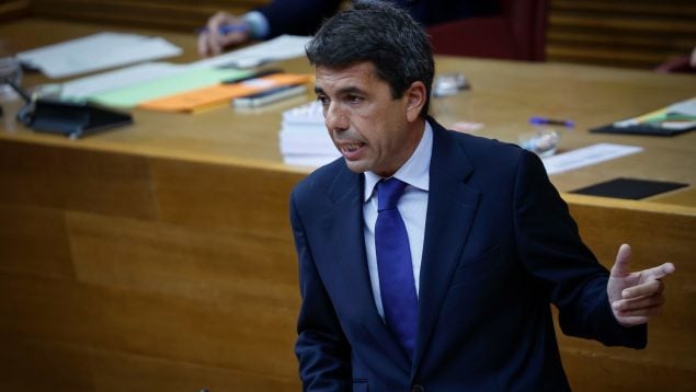 Mazón avisa que si Sánchez paraliza el puerto de Valencia: «Lo de en pie, levantar va a quedar corto» Carlos-mazon-durante-el-debate-de-investidura-foto_-europa-press.--635x358