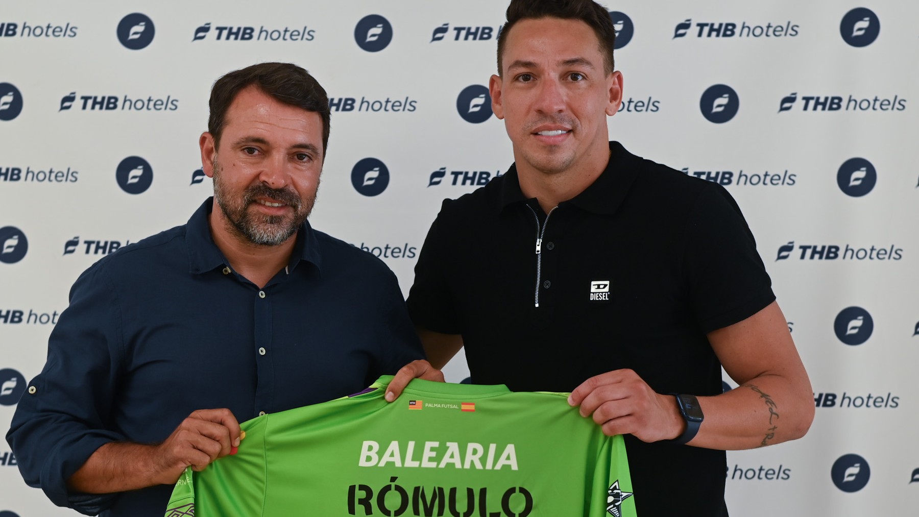 José Tirado y Rómulo posan con la camiseta del jugador (1)