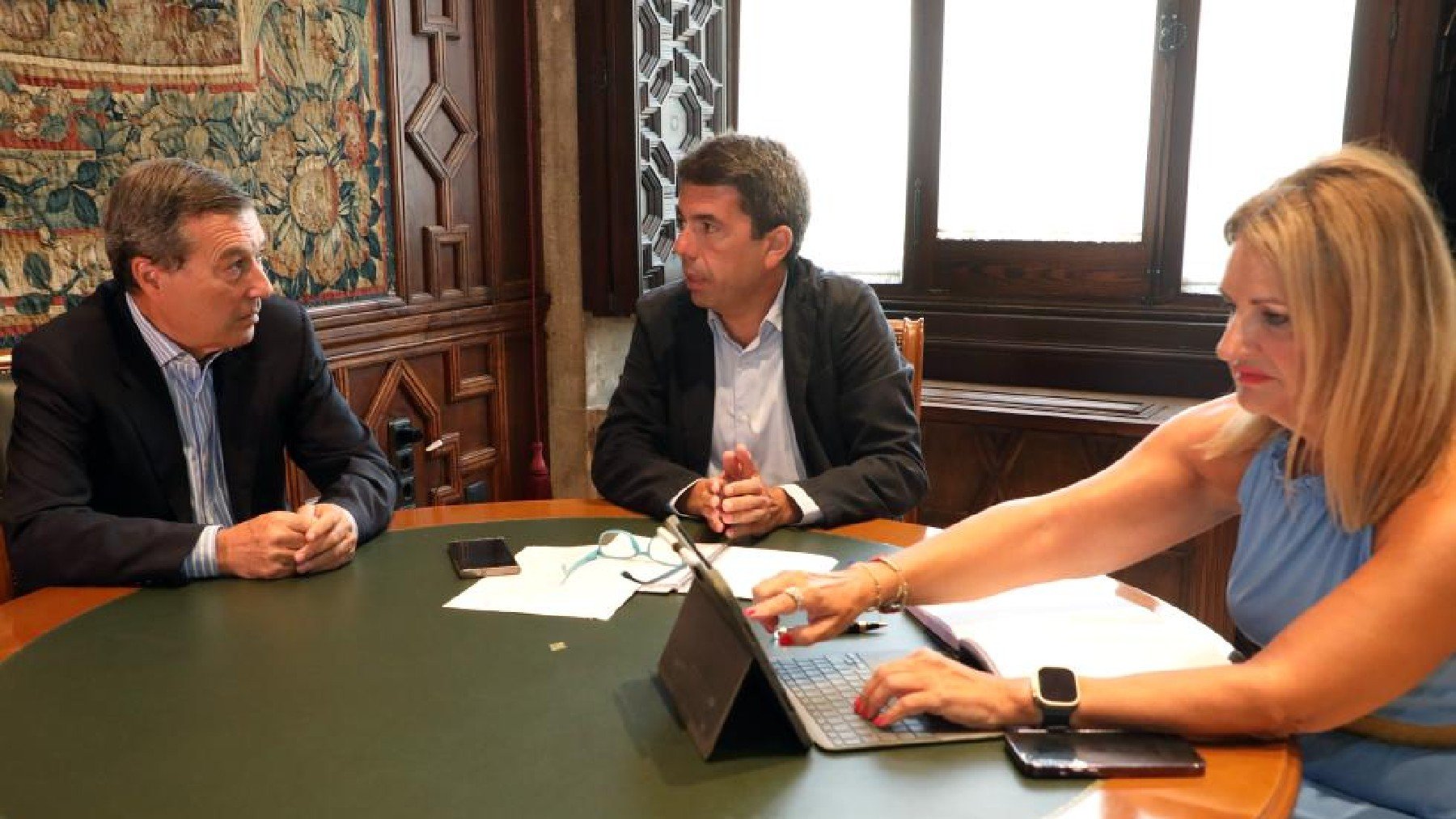 El presidente de la Generalitat Valenciana Carlos Mazón con Marciano Gómez y la consejera de Turismo Nuria Montes, en una imagen de archivo.