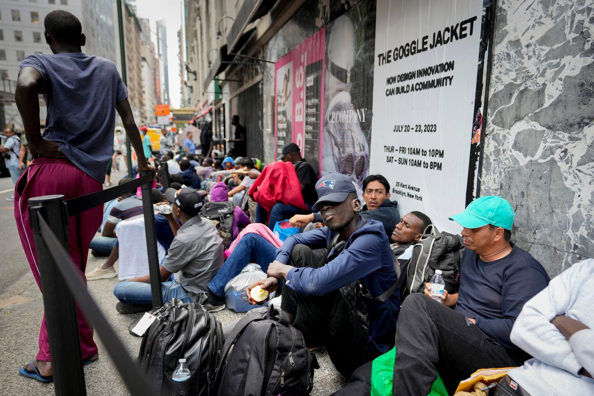 Cientos de inmigrantes hacen cola en espera de albergue en Nueva Yorkj