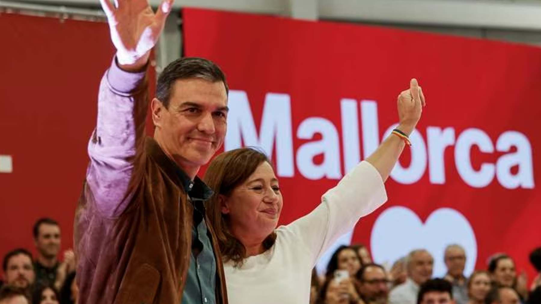 Pedro Sánchez y Francina Armengol en un acto electoral socialista en Palma. EFE. CATALINA CLADERA.