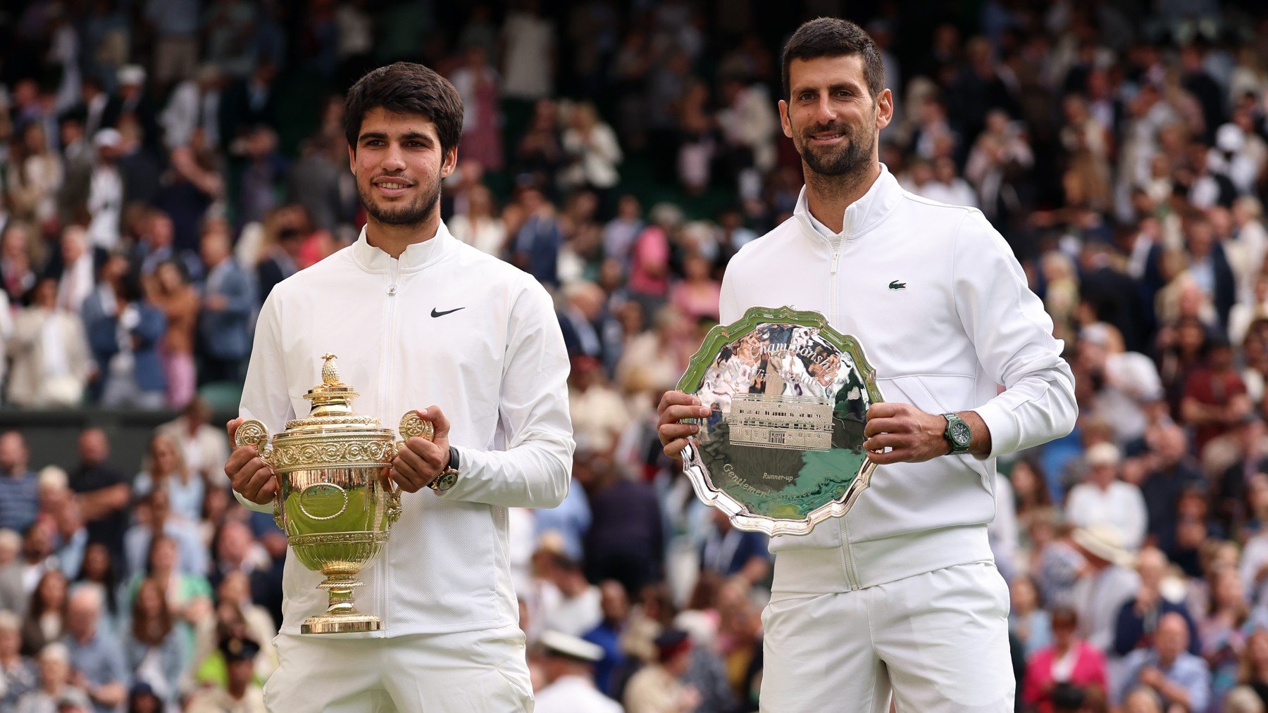 Carlos Alcaraz y Novak Djokovic, con sus trofeos en Wimbledon. (Getty)