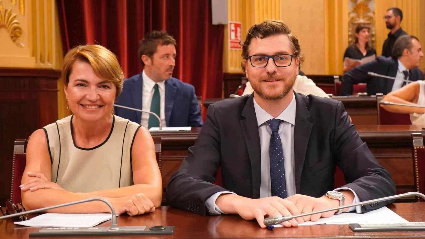 Los portavoces parlamentarios del PP balear, Marga Durán y Sebastià Sagreras.