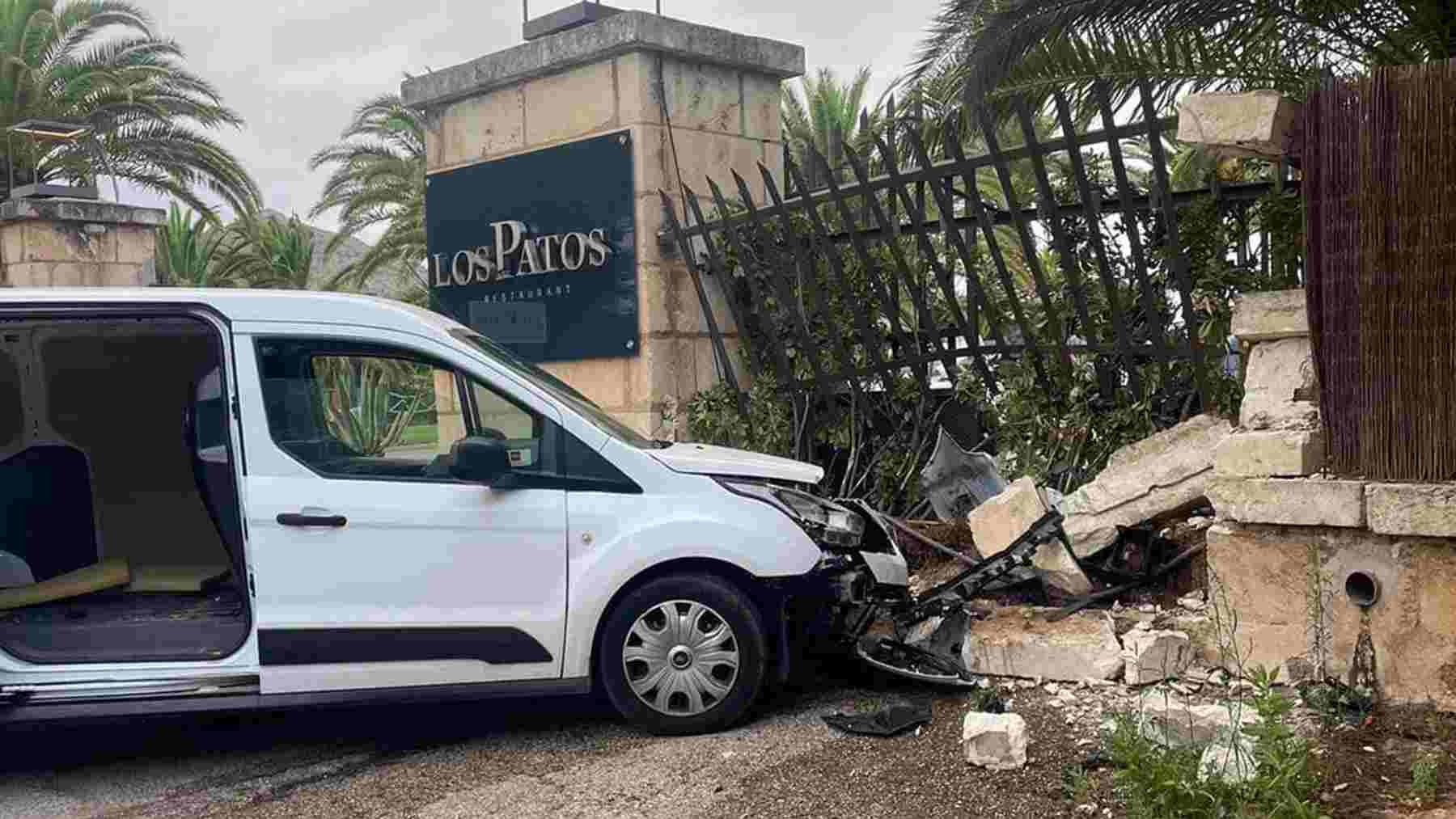 La furgoneta accidentada contra las vallas del restaurante. POLICÍA LOCAL