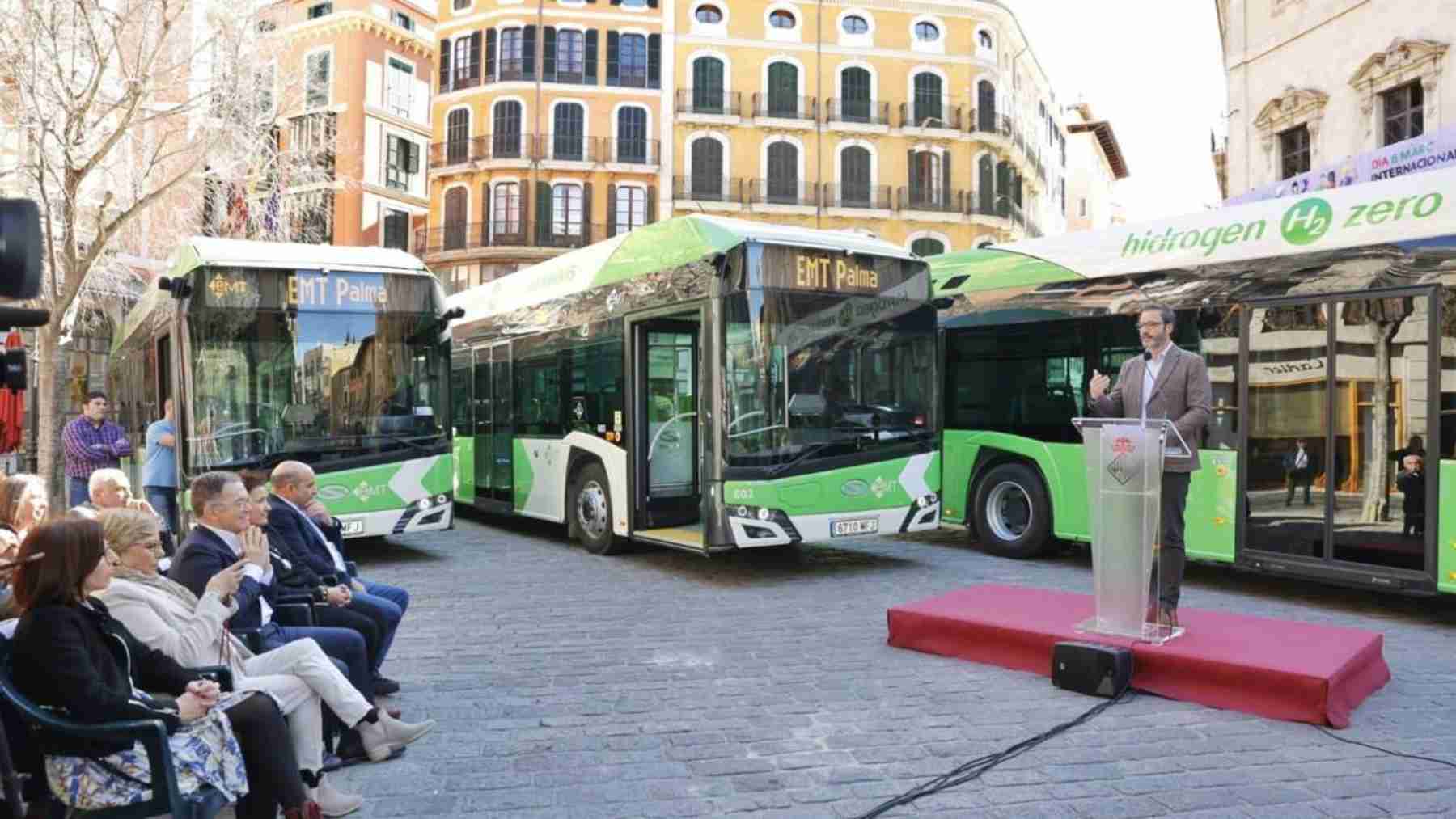 El ex alcalde socialista de Palma, José Hila, en la presentación de los autobuses de hidrógeno de la EMT.