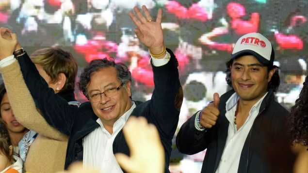 Gustavo Petro con su hijo Nicolás tras la victoria electoral