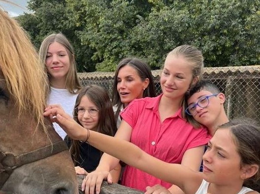 La reina Letizia y sus hijas visitan por sorpresa la Granja Escola Jovent, en Palma. GRANJA ESCOLA JOVENT