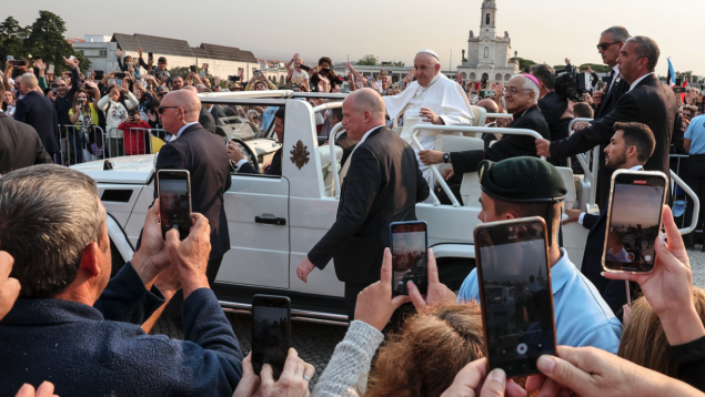El Papa reza por la paz desde Fátima y pide una Iglesia «de puertas abiertas» que acoge «a todos»