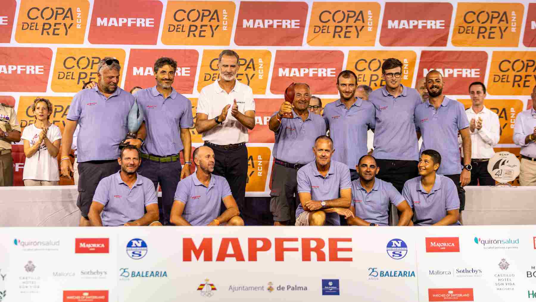Felipe VI entrega los trofeos de la 41 Copa del Rey MAPFRE