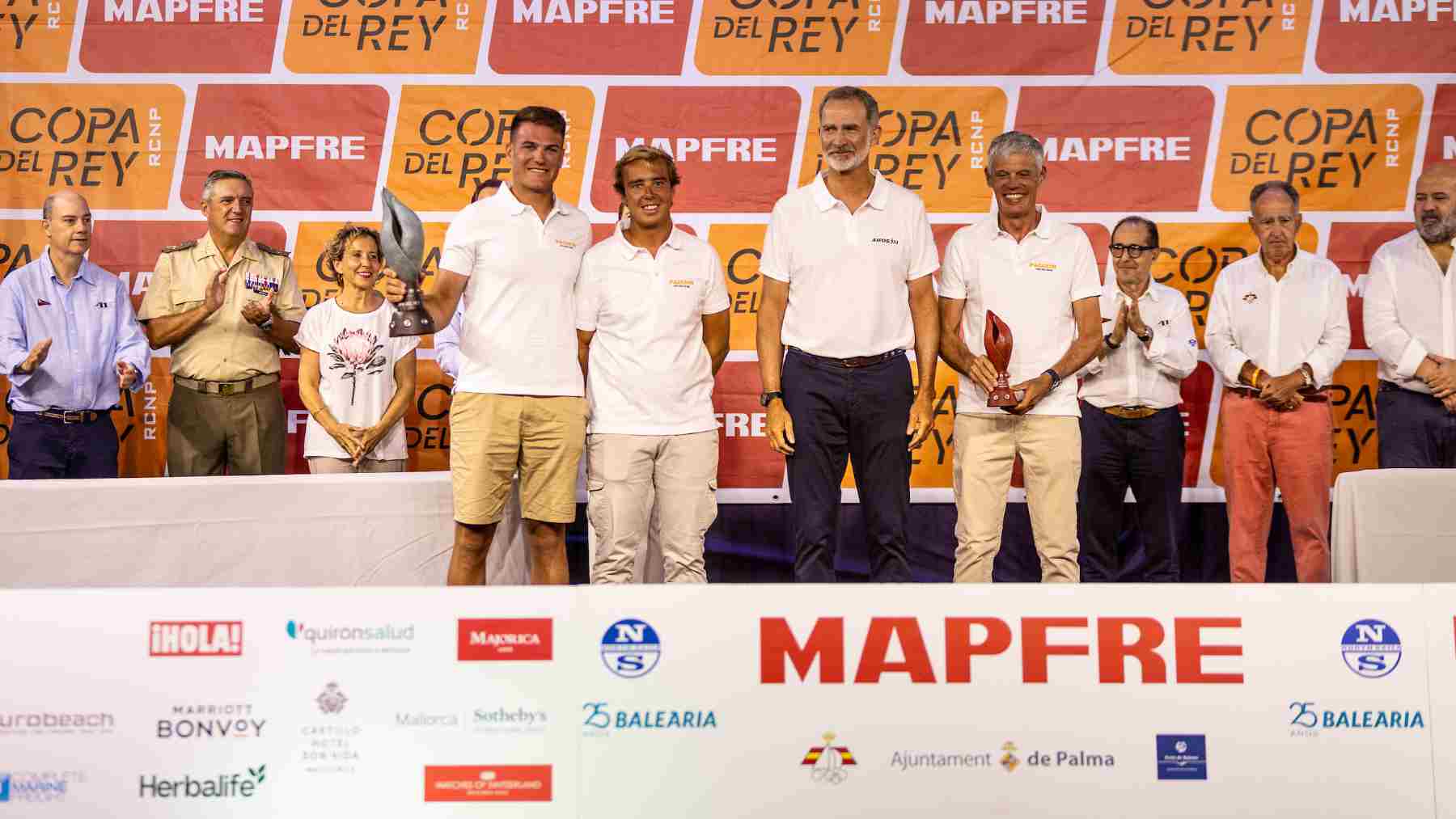 Felipe VI entrega los trofeos de la 41 Copa del Rey MAPFRE