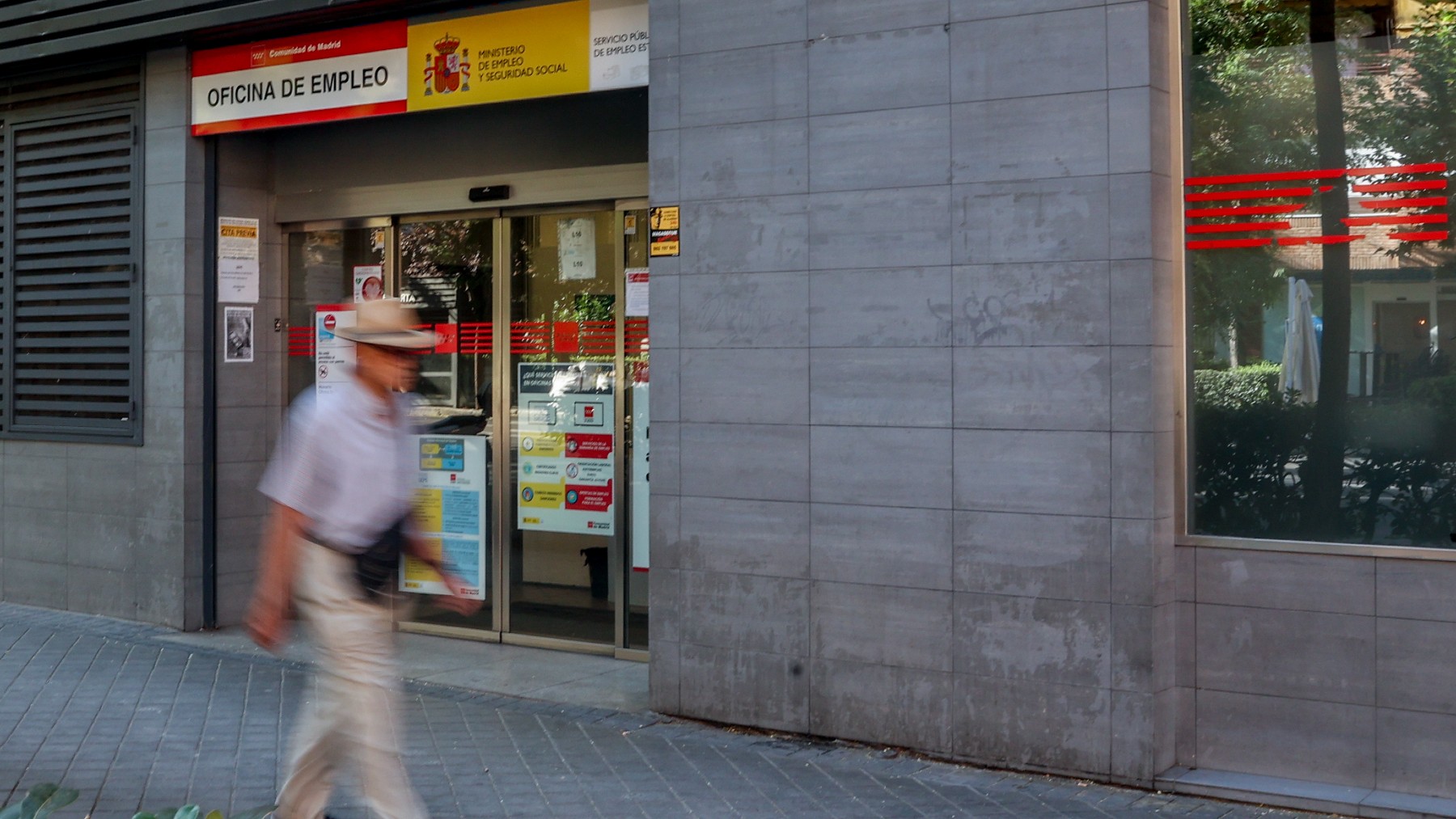 Un señor cruza la entrada de una oficina de empleo. (Europa Press)