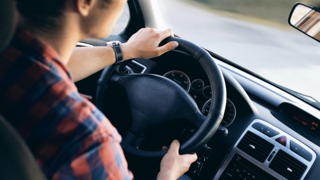 Ni se te ocurra hacer esto al volante. Es muy típico y puede acabar fatal