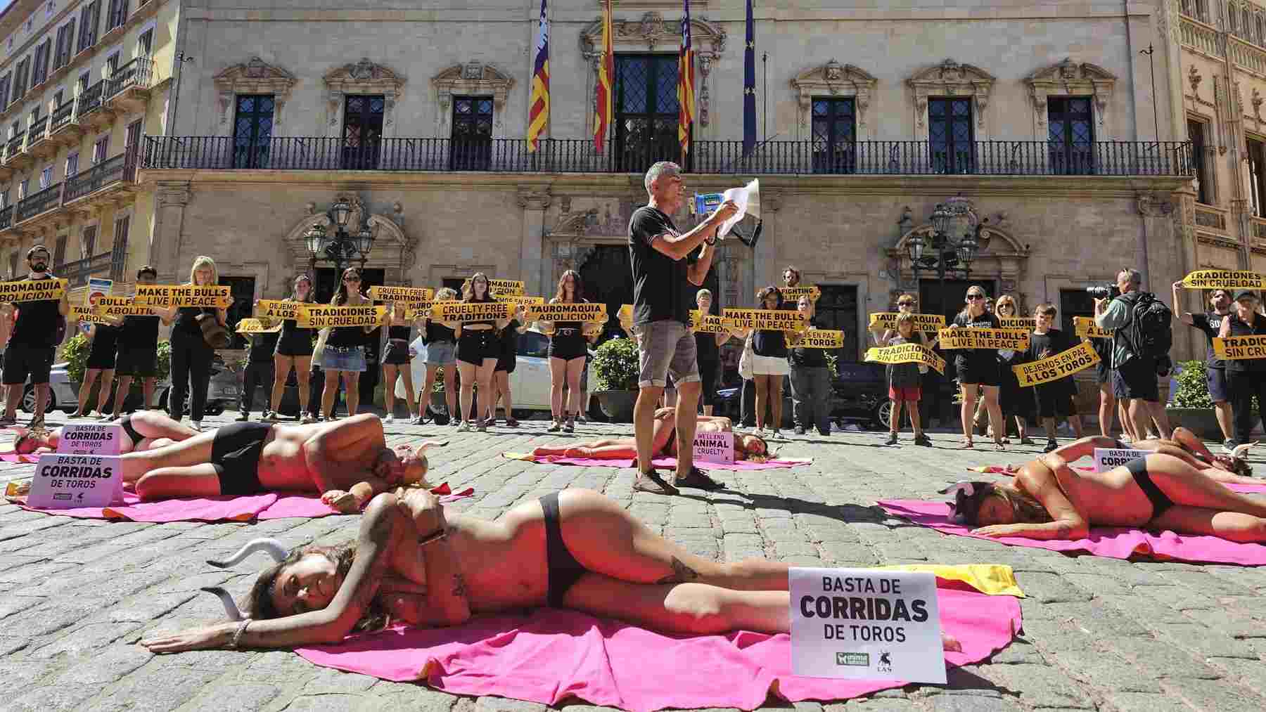 Un grupo de activistas se semidesnuda en Palma para exigir el fin de las corridas de toros en la ciudad. ANIMANATURALIS