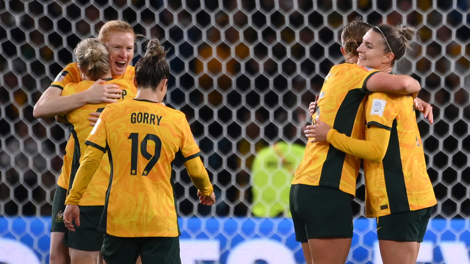 Las jugadoras de Australia celebran su clasificación para cuartos. (AFP)