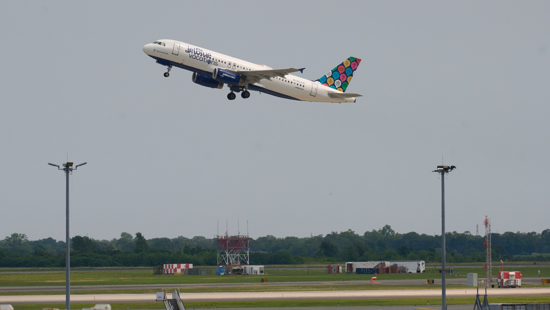 Avión de la compañía JetBlue en el JFK de Nueva York (Foto: Europa Press).