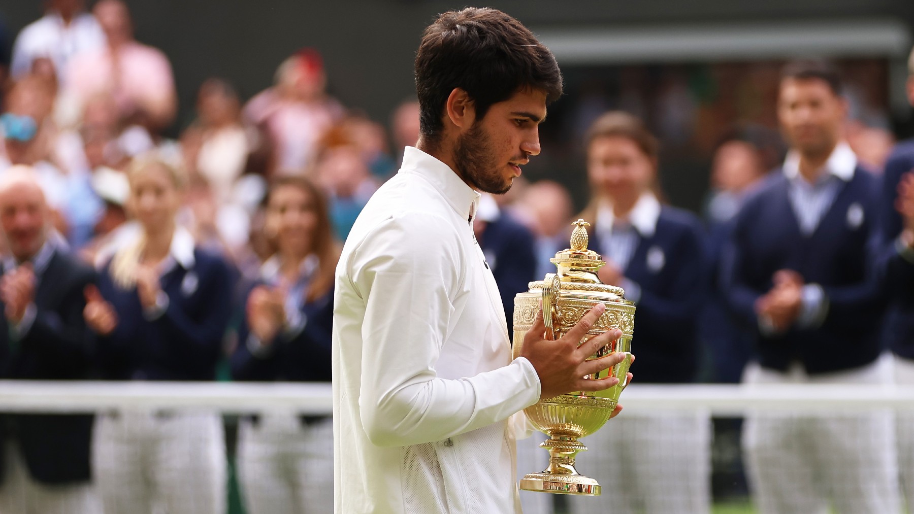 Carlos Alcaraz, con el título de campeón de Wimbledon en sus manos. (Getty)