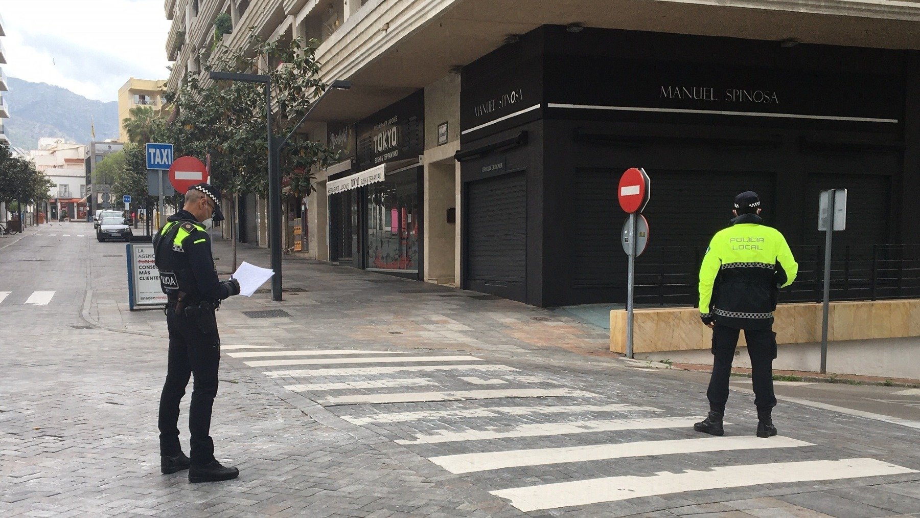 Dos agentes de la Policía Local de Marbella (EUROPA PRESS).