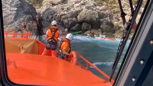 Tres kayakistas rescatados por quedarse atrapados en las rocas en Mallorca