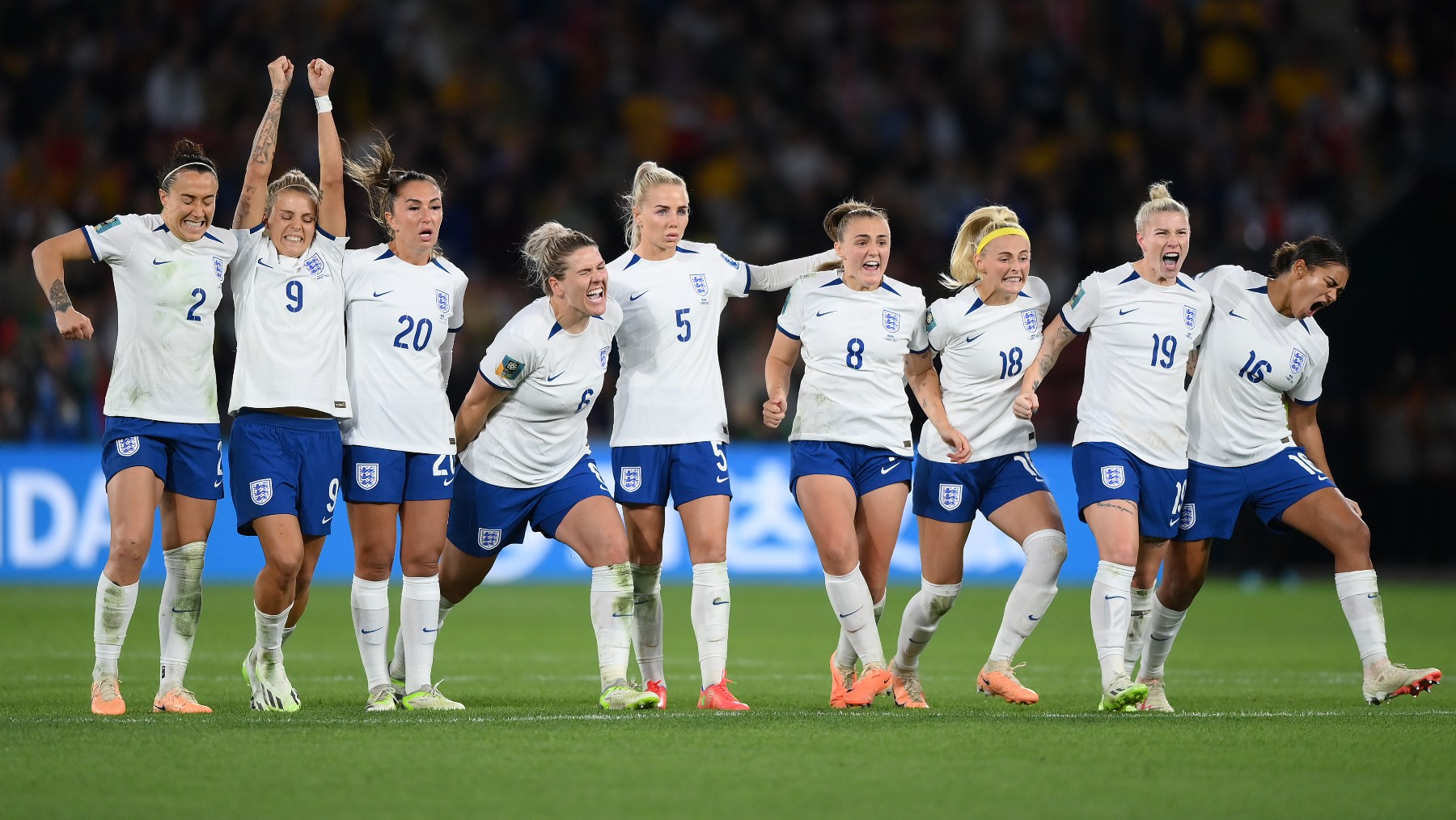 La selección de Inglaterra celebra el pase a cuartos tras los penaltis. (Getty)