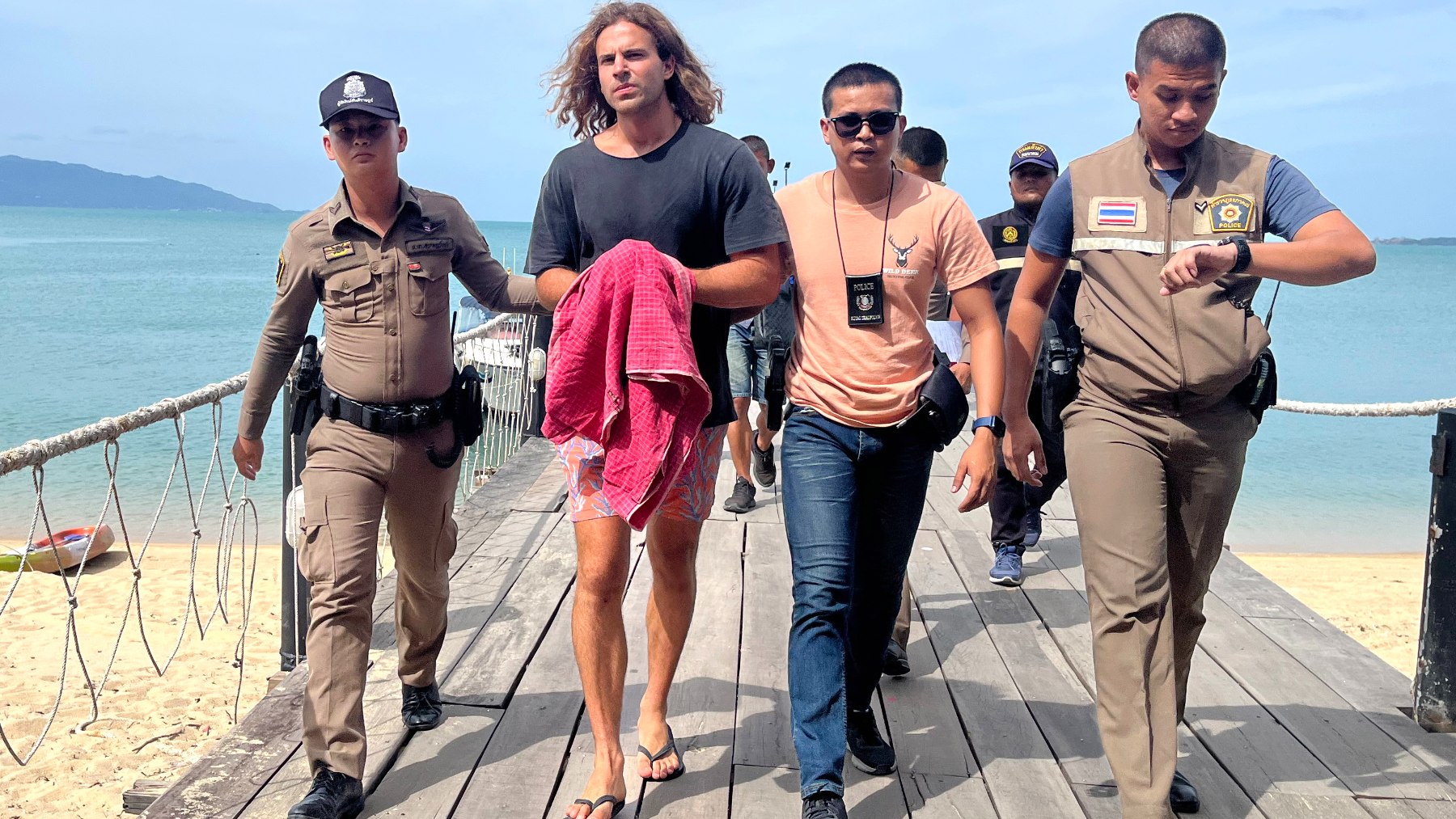 Daniel Sancho escoltado por la policía tailandesa en el puerto de la isla Koh Samui, en Tailandia (Fuente: EFE)