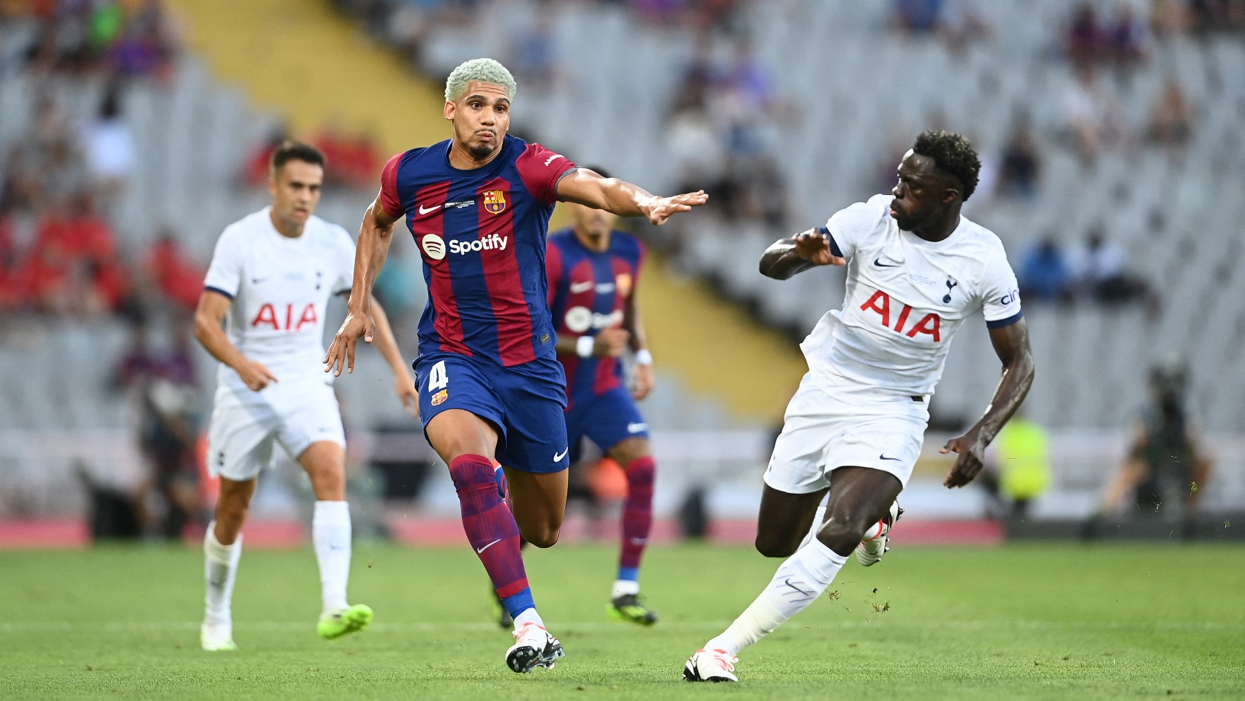 Ronald Araujo, en la carrera en la que se lesiona, ante el Tottenham. (AFP)
