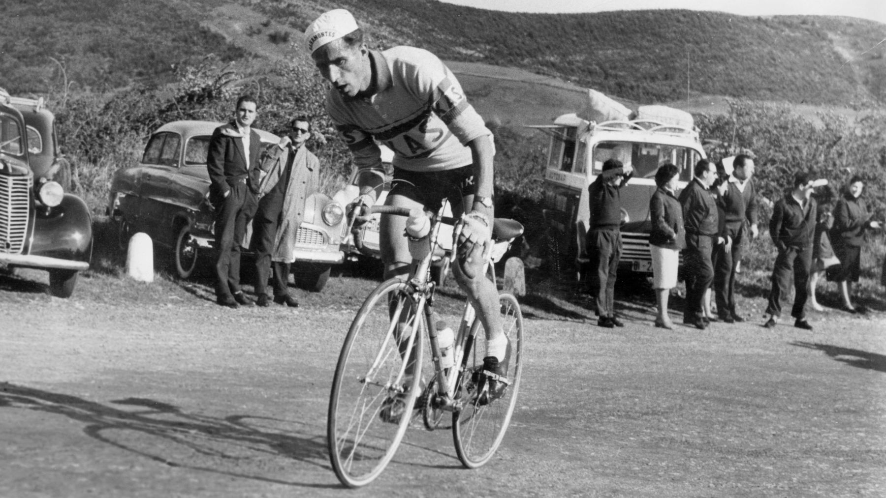 Bahamontes sube en solitario el Solluble durante la escapada que realizó a poco de darse la salida y hasta la meta de Bermeo donde se proclamó Campeón de España de Montaña (EFE)