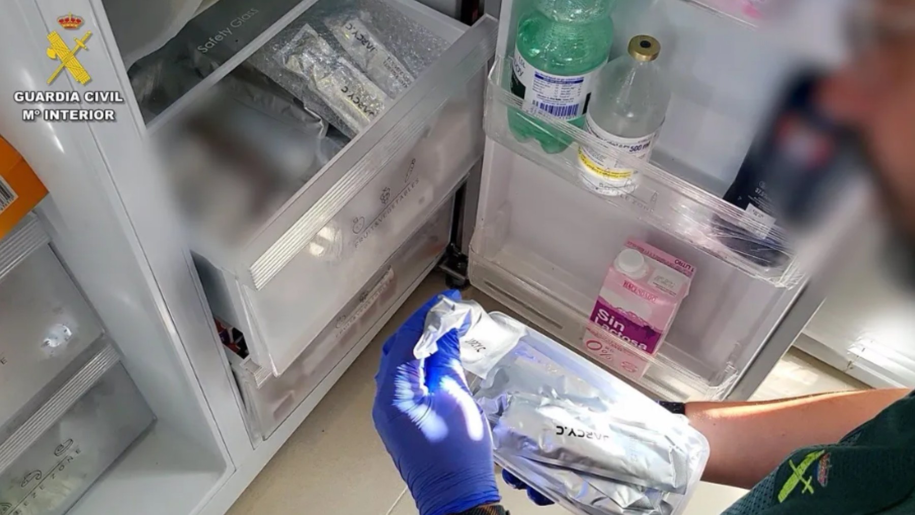 La detenida guardaba la medicación guardada en el frigorífico junto a la comida.